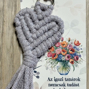 Makramé Szívecske Kulcstartó - Köszönőajándék Tanároknak - táska & tok - kulcstartó & táskadísz - kulcstartó - Meska.hu