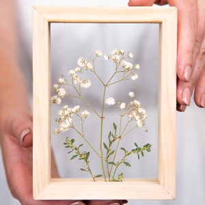 Préselt Fátyolvirág natúr fa keretben 10.6 x 15 x 4.1 cm, Otthon & Életmód, Dekoráció, Kép & Falikép, Képkeret, , MESKA