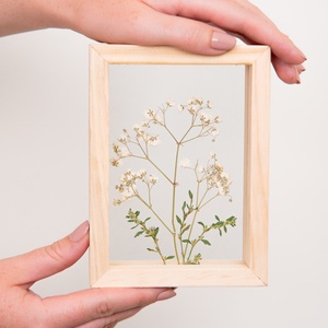 Préselt Fátyolvirág natúr fa keretben 10.6 x 15 x 4.1 cm - otthon & életmód - dekoráció - kép & falikép - képkeret - Meska.hu