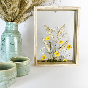 Préselt sárga boglárka virágok búzakalászokkal fa keretben 16 x 21 cm, Otthon & Életmód, Dekoráció, Kép & Falikép, Üvegkép, , MESKA