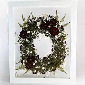 Karácsonyi bordó krizantém mohakoszorú fátyolvirágokkal fehér fa keretben 22,5 x 27,5 x 3 cm - otthon & életmód - dekoráció - kép & falikép - üvegkép - Meska.hu