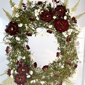 Karácsonyi bordó krizantém mohakoszorú fátyolvirágokkal fehér fa keretben 22,5 x 27,5 x 3 cm, Otthon & Életmód, Dekoráció, Kép & Falikép, Üvegkép, , MESKA