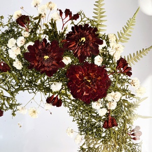 Karácsonyi bordó krizantém mohakoszorú fátyolvirágokkal fehér fa keretben 22,5 x 27,5 x 3 cm - otthon & életmód - dekoráció - kép & falikép - üvegkép - Meska.hu