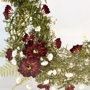 Karácsonyi bordó krizantém mohakoszorú fátyolvirágokkal fehér fa keretben 22,5 x 27,5 x 3 cm - otthon & életmód - dekoráció - kép & falikép - üvegkép - Meska.hu