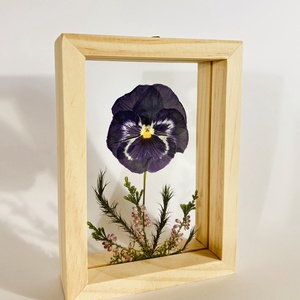 Nagyfejű lila-fehér cirmos árvácska lebegő natúr fa keretben 10.6 x 15 x 4.1 cm - otthon & életmód - dekoráció - kép & falikép - képkeret - Meska.hu