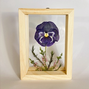 Nagyfejű lila-fehér cirmos árvácska lebegő natúr fa keretben 10.6 x 15 x 4.1 cm, Otthon & Életmód, Dekoráció, Kép & Falikép, Képkeret, , MESKA