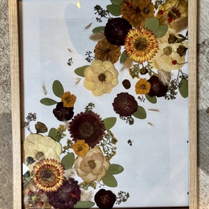 Lebegő esküvői csokor 40x50 cm világosbarna keretben - Meska.hu