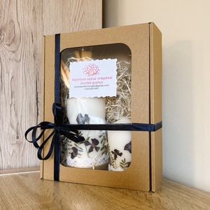 Sötétkék szárított virágos gyertya ajándékcsomag DÍSZDOBOZBAN- meténg virágokkal, csipkével díszítve - otthon & életmód - gyertya, illat, aroma - gyertya - Meska.hu