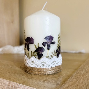 Sötétkék szárított virágos gyertya ajándékcsomag DÍSZDOBOZBAN- meténg virágokkal, csipkével díszítve - otthon & életmód - gyertya, illat, aroma - gyertya - Meska.hu