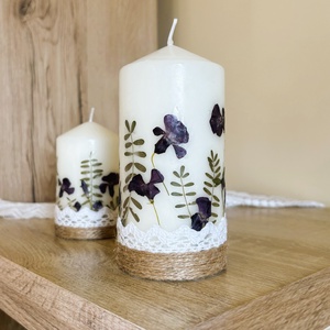 Sötétkék szárított virágos gyertya ajándékcsomag DÍSZDOBOZBAN- meténg virágokkal, csipkével díszítve - otthon & életmód - gyertya, illat, aroma - gyertya - Meska.hu