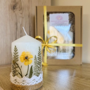Sárga szárított virágos gyertya ajándékcsomag DÍSZDOBOZBAN- Boglárka virágokkal, csipkével díszítve - otthon & életmód - gyertya, illat, aroma - gyertya - Meska.hu