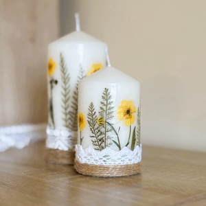 Sárga szárított virágos gyertya ajándékcsomag DÍSZDOBOZBAN- Boglárka virágokkal, csipkével díszítve - otthon & életmód - gyertya, illat, aroma - gyertya - Meska.hu