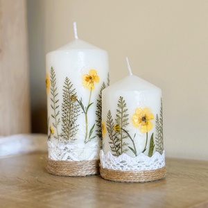 Sárga szárított virágos gyertya ajándékcsomag DÍSZDOBOZBAN- Boglárka virágokkal, csipkével díszítve - Meska.hu