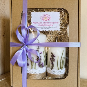 Lila szárított virágos gyertya ajándékcsomag DÍSZDOBOZBAN- Csipkével és jutazsoinórral díszítve - otthon & életmód - gyertya, illat, aroma - gyertya - Meska.hu