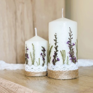 Lila szárított virágos gyertya ajándékcsomag DÍSZDOBOZBAN- Csipkével és jutazsoinórral díszítve - Meska.hu