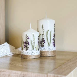 Lila szárított virágos gyertya ajándékcsomag DÍSZDOBOZBAN- Csipkével és jutazsoinórral díszítve - otthon & életmód - gyertya, illat, aroma - gyertya - Meska.hu
