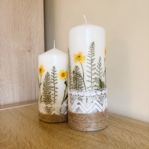 Sárga szárított virágos gyertya közepes ajándékcsomag DÍSZDOBOZBAN- Boglárka virágokkal, csipkével díszítve - otthon & életmód - gyertya, illat, aroma - gyertya - Meska.hu