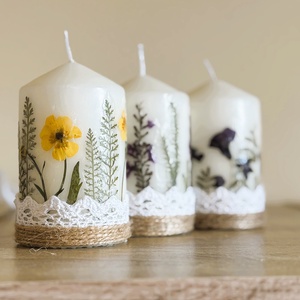 Szárított virágos gyertyák 3 db ajándékcsomag DÍSZDOBOZBAN- Csipkével jutazsinórral díszítve - otthon & életmód - gyertya, illat, aroma - gyertya - Meska.hu