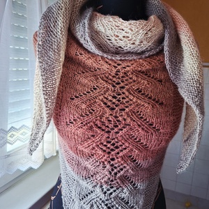 Vörösvariációkötött kendő - Meska.hu