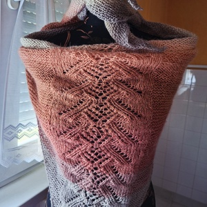 Vörösvariációkötött kendő - ruha & divat - sál, sapka, kendő - kendő - Meska.hu