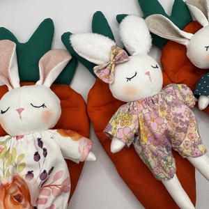 Fehér virágos ruhás nyuszi répaágyban - játék & sport - plüssállat & játékfigura - nyuszi - Meska.hu