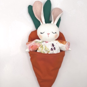 Fehér virágos ruhás nyuszi répaágyban - játék & sport - plüssállat & játékfigura - nyuszi - Meska.hu