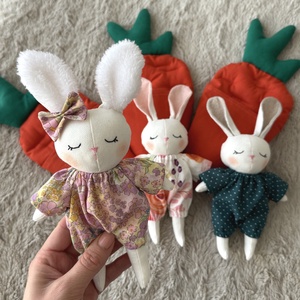 Kék alapon fehér pöttyös ruhás nyuszi répaágyban - játék & sport - plüssállat & játékfigura - nyuszi - Meska.hu