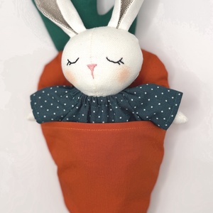 Kék alapon fehér pöttyös ruhás nyuszi répaágyban - játék & sport - plüssállat & játékfigura - nyuszi - Meska.hu