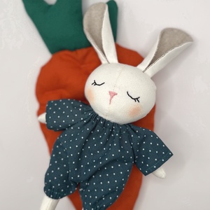 Kék alapon fehér pöttyös ruhás nyuszi répaágyban - játék & sport - plüssállat & játékfigura - nyuszi - Meska.hu