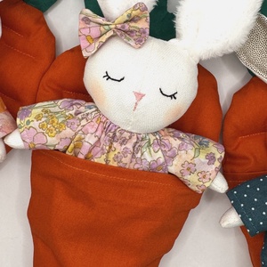 Lila virágos ruhás - fehér bolyhos fülecskés kisnyuszi répaágyban - baba - mama - baba játékok - szundikendő, alvóka - Meska.hu