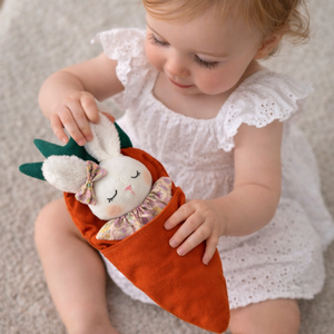 Lila virágos ruhás - fehér bolyhos fülecskés kisnyuszi répaágyban, Baba - mama, Baba játékok, Szundikendő, alvóka, Varrás, Hímzés, MESKA