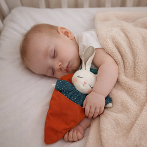 Kék alapon fehér pöttyös ruhás nyuszi répaágyban, Játék & Sport, Plüssállat & Játékfigura, Nyuszi, Varrás, Hímzés, MESKA