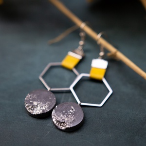 Szürke fülbevaló sárga bőr és fém kiegészítővel - Meska.hu