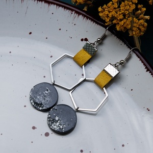 Szürke fülbevaló sárga bőr és fém kiegészítővel - ékszer - fülbevaló - fülékszer - Meska.hu Szürke fülbevaló sárga bőr és fém kiegészítővel - ékszer - fülbevaló - fülékszer - Meska.hu