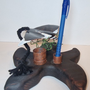  Asztali tolltartó tűzzománc ördögrájával, Otthon & Életmód, Dekoráció, Asztal és polc dekoráció, Asztaldísz, Famegmunkálás, Tűzzománc, MESKA