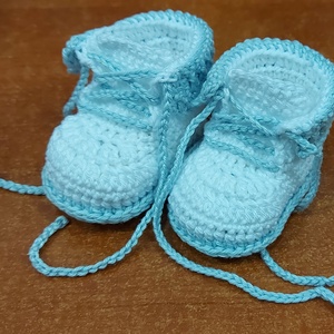 Horgolt kisbaba cipő - baba - mama - babaruházat - babacipő - Meska.hu