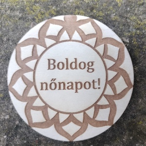 Kör alakú gravírozott fa hűtőmágnes Nőnapra egyedi gravírozott Boldog Nőnapot  - otthon & életmód - konyhafelszerelés, tálalás - konyhai dekoráció - hűtőmágnes - Meska.hu