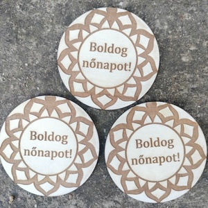 Kör alakú gravírozott fa hűtőmágnes Nőnapra egyedi gravírozott Boldog Nőnapot  - otthon & életmód - konyhafelszerelés, tálalás - konyhai dekoráció - hűtőmágnes - Meska.hu