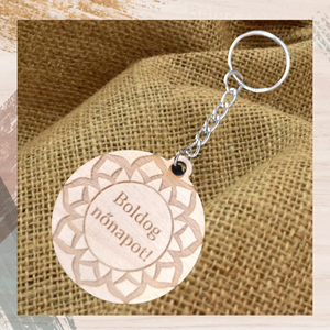 Szív alakú gravírozott fa kulcstartó Nőnapra egyedi gravírozott Boldog Nőnapot  - Meska.hu
