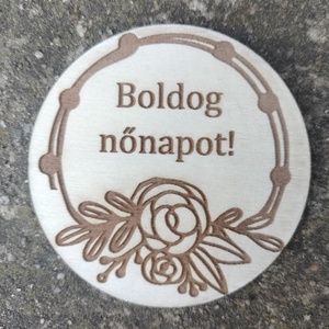 Kör alakú gravírozott fa hűtőmágnes Nőnapra egyedi gravírozott Boldog Nőnapot  - otthon & életmód - konyhafelszerelés, tálalás - konyhai dekoráció - hűtőmágnes - Meska.hu