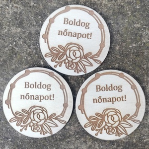 Kör alakú gravírozott fa hűtőmágnes Nőnapra egyedi gravírozott Boldog Nőnapot  - otthon & életmód - konyhafelszerelés, tálalás - konyhai dekoráció - hűtőmágnes - Meska.hu