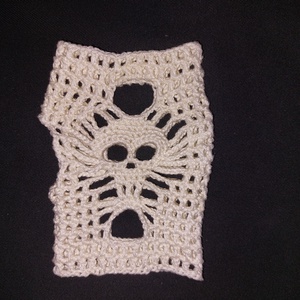 Horgolt Halloweeni csuklódísz / Halálfejes jelmez kiegészítő - otthon & életmód - dekoráció - halloween - halloweeni jelmez és kiegészítők - Meska.hu