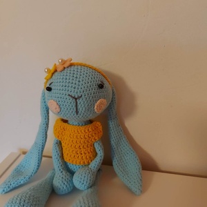 Kék amigurumi nyuszi, sárga pulcsiban , Játék & Sport, Plüssállat & Játékfigura, Nyuszi, Baba-és bábkészítés, Horgolás, Meska