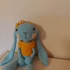 Kék amigurumi nyuszi, sárga pulcsiban  - játék & sport - plüssállat & játékfigura - nyuszi - Meska.hu