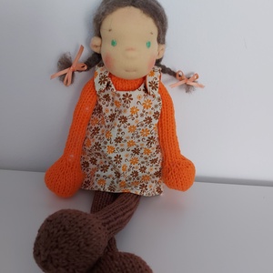 Olívia waldorf jellegű baba, Játék & Sport, Baba & babaház, Öltöztethető baba, Baba-és bábkészítés, Kötés, Peperuda ihlette baba. Feje waldorf fej, haja nemez babahaj, arca hímzett. Teste kötött, IKEA párna..., MESKA