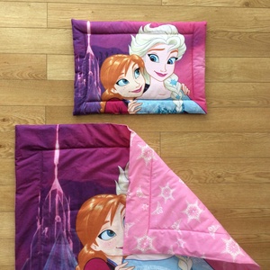 Ovis ágynemű Jégvar�zs - Elza és Amnamintás ovis takaró és párna szett - játék & sport - ovis felszerelés - ovis ágynemű - Meska.hu