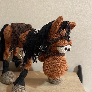 Horgolt ló , lovacska kantárral, nyereggel amigurumi (Messza) - játék & sport - plüssállat & játékfigura - ló - Meska.hu