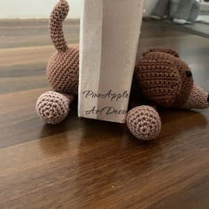 Horgolt tacskó ajtótámasz amigurumi (Messza) - otthon & életmód - dekoráció - ajtó- és ablak dekoráció - ajtótámasz - Meska.hu