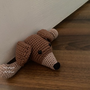 Horgolt tacskó ajtótámasz amigurumi (Messza), Otthon & Életmód, Dekoráció, Ajtó- és ablak dekoráció, Ajtótámasz, Horgolás, Varrás, MESKA