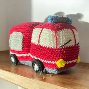 Horgolt Tűzoltóautó amigurumi (Messza) - játék & sport - plüssállat & játékfigura - plüss autó & motor - Meska.hu